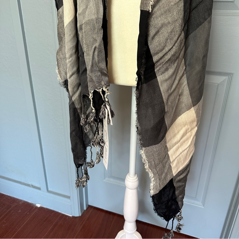 NWT Charming Charlie Black and Gray Plaid Buffalo Check Scarf - Picture 3 of 5
